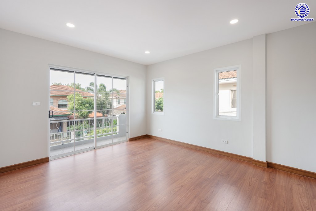 บ้านมือสองตกแต่งใหม่ โครงการ ชัยพฤกษ์ บางบัวทอง เนื้อที่ 71.20 ตร.ว. พื้นที่ใช้สอย 224.86 ตร.ม. ฟังก์ชัน 4 ห้องนอน 3 ห้องน้ำ จอดรถได้ 2 คัน พร้อม Facilities โครงการครบครัน ทำเลติดถนนบางกรวย-ไทรน้อย เชื่อมต่อถนนกาญจนาภิเษก ใกล้เซ็นทรัลเวสต์เกต และรถไฟฟ้าสายสีม่วง "สถานีคลองบางไผ่"